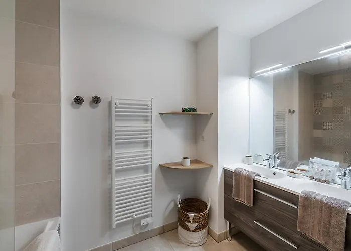 Confortable Avec 2 Chambres, Terrasse Et Parking à - Fr-1-569-123 Appartement